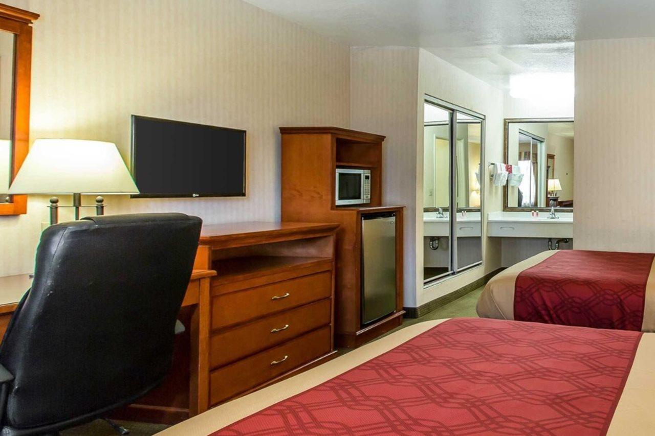 Econo Lodge Inn & Suites Riverside - Corona Экстерьер фото