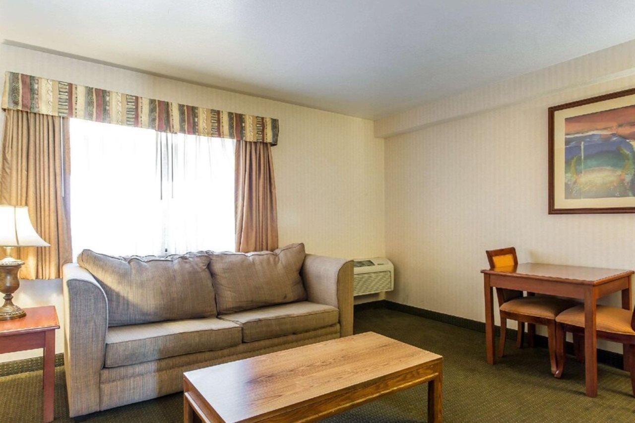 Econo Lodge Inn & Suites Riverside - Corona Экстерьер фото