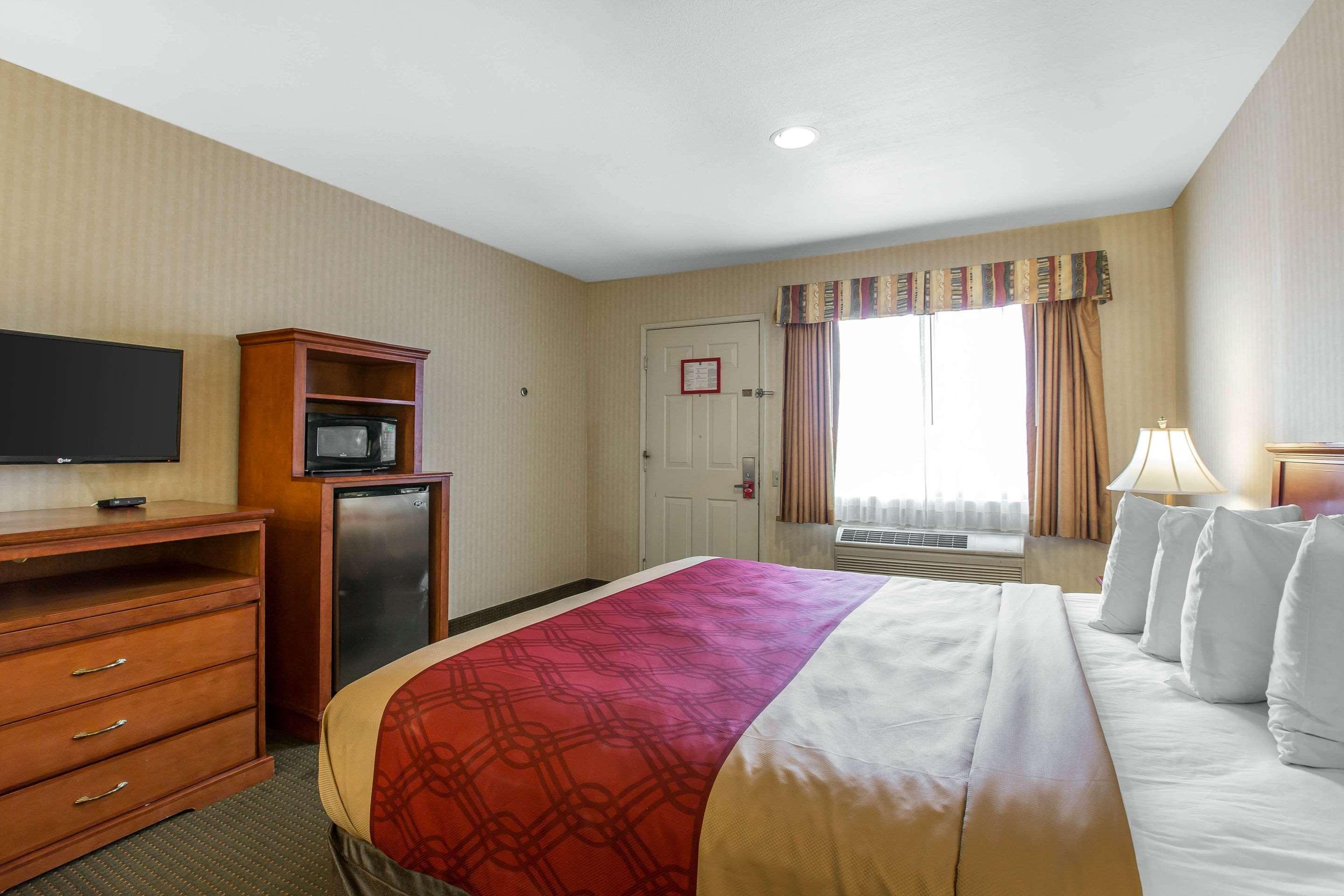 Econo Lodge Inn & Suites Riverside - Corona Экстерьер фото