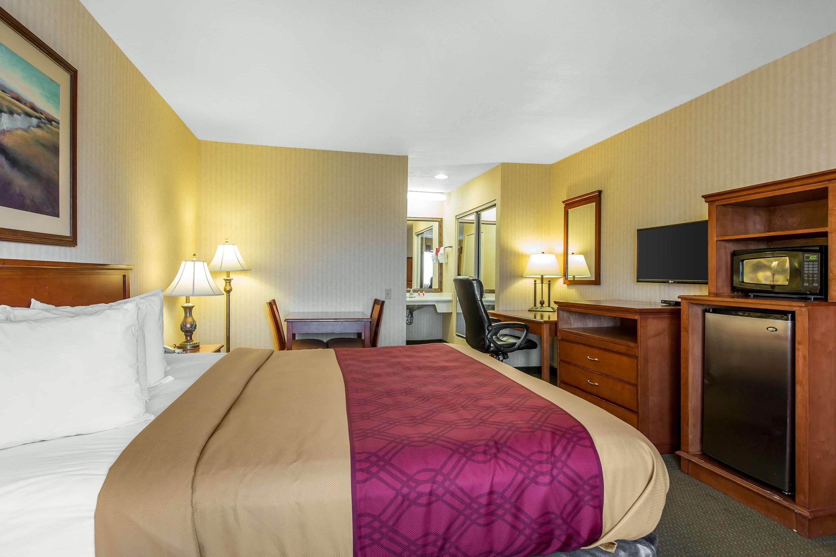 Econo Lodge Inn & Suites Riverside - Corona Экстерьер фото