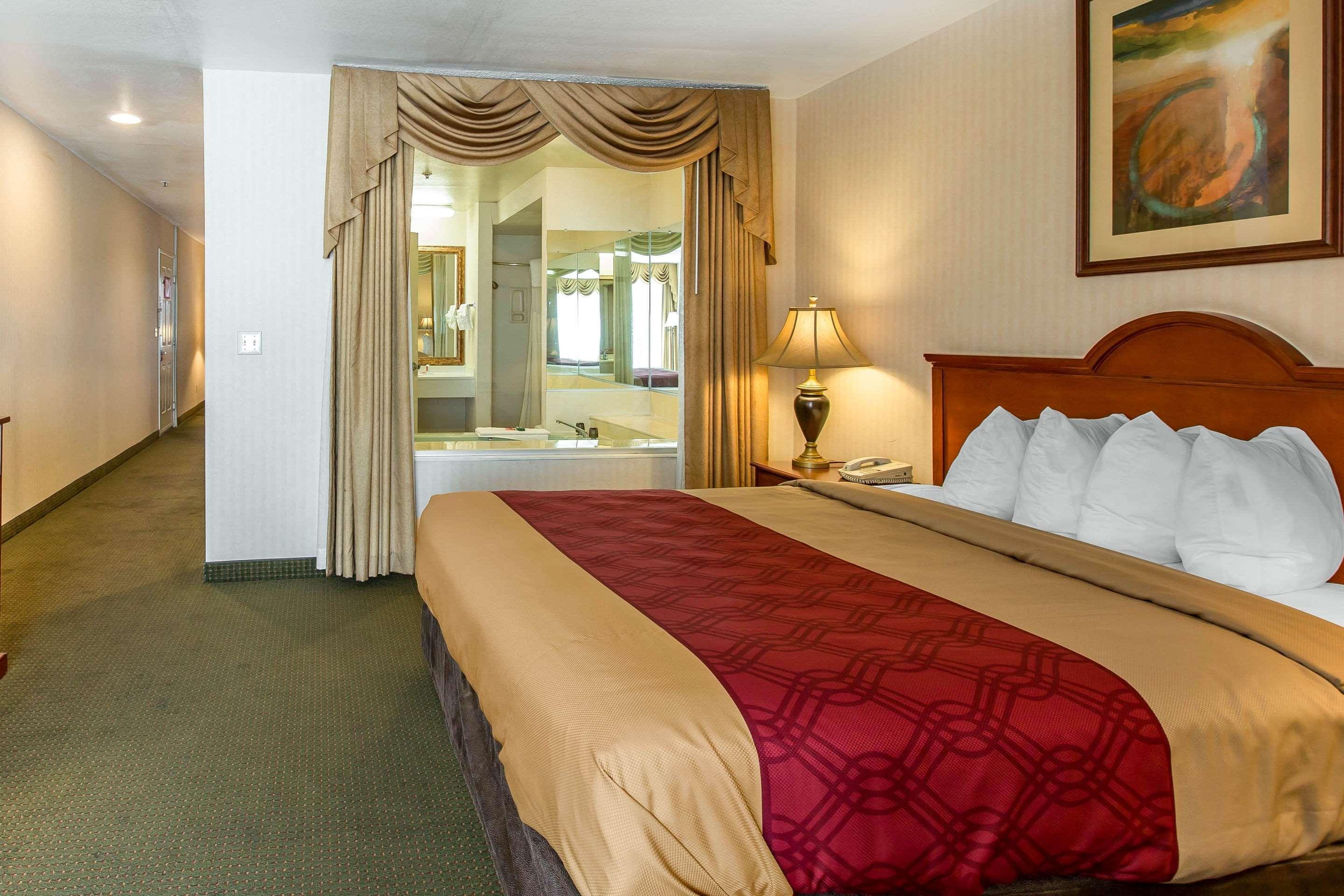 Econo Lodge Inn & Suites Riverside - Corona Экстерьер фото