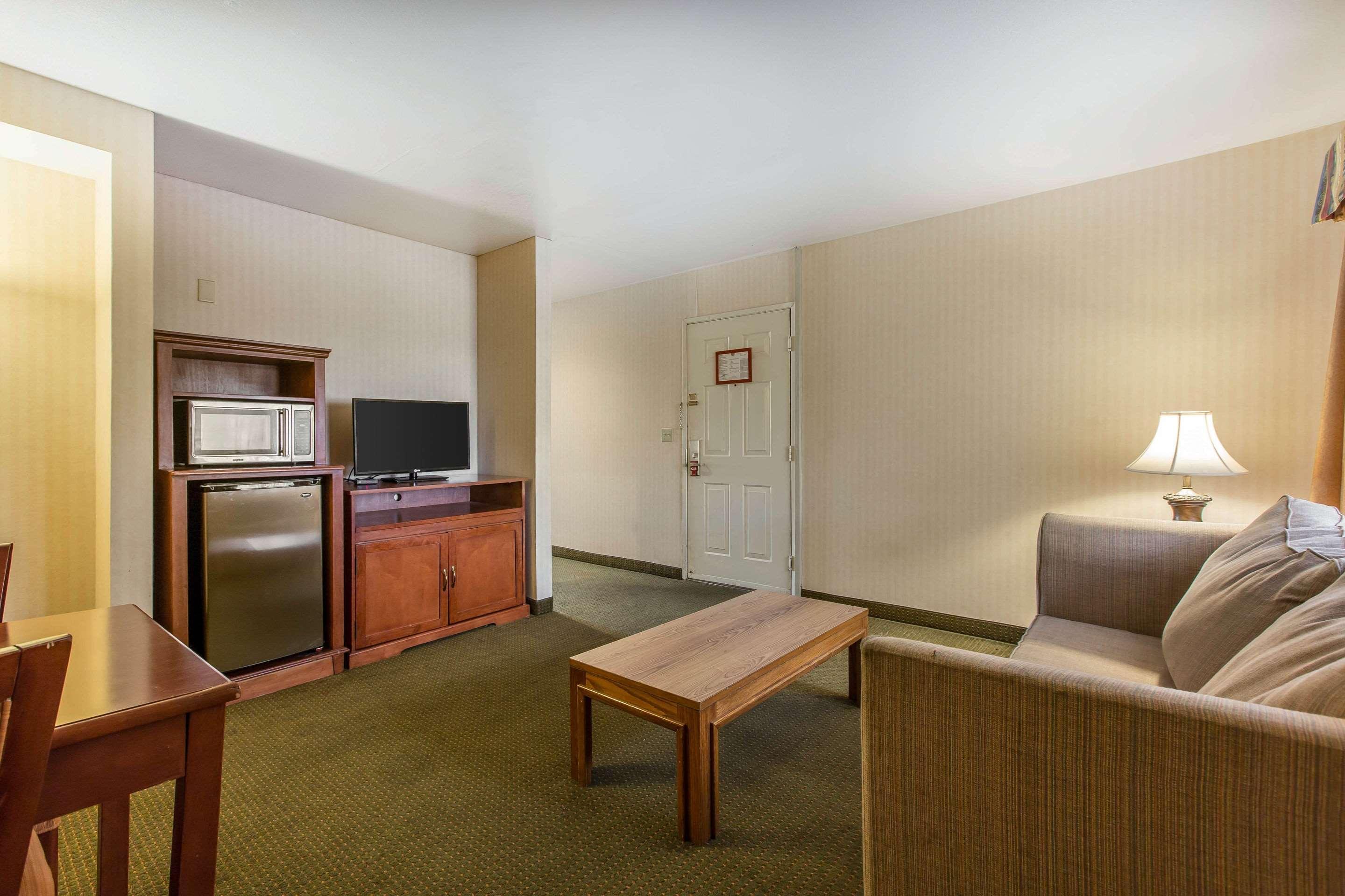 Econo Lodge Inn & Suites Riverside - Corona Экстерьер фото