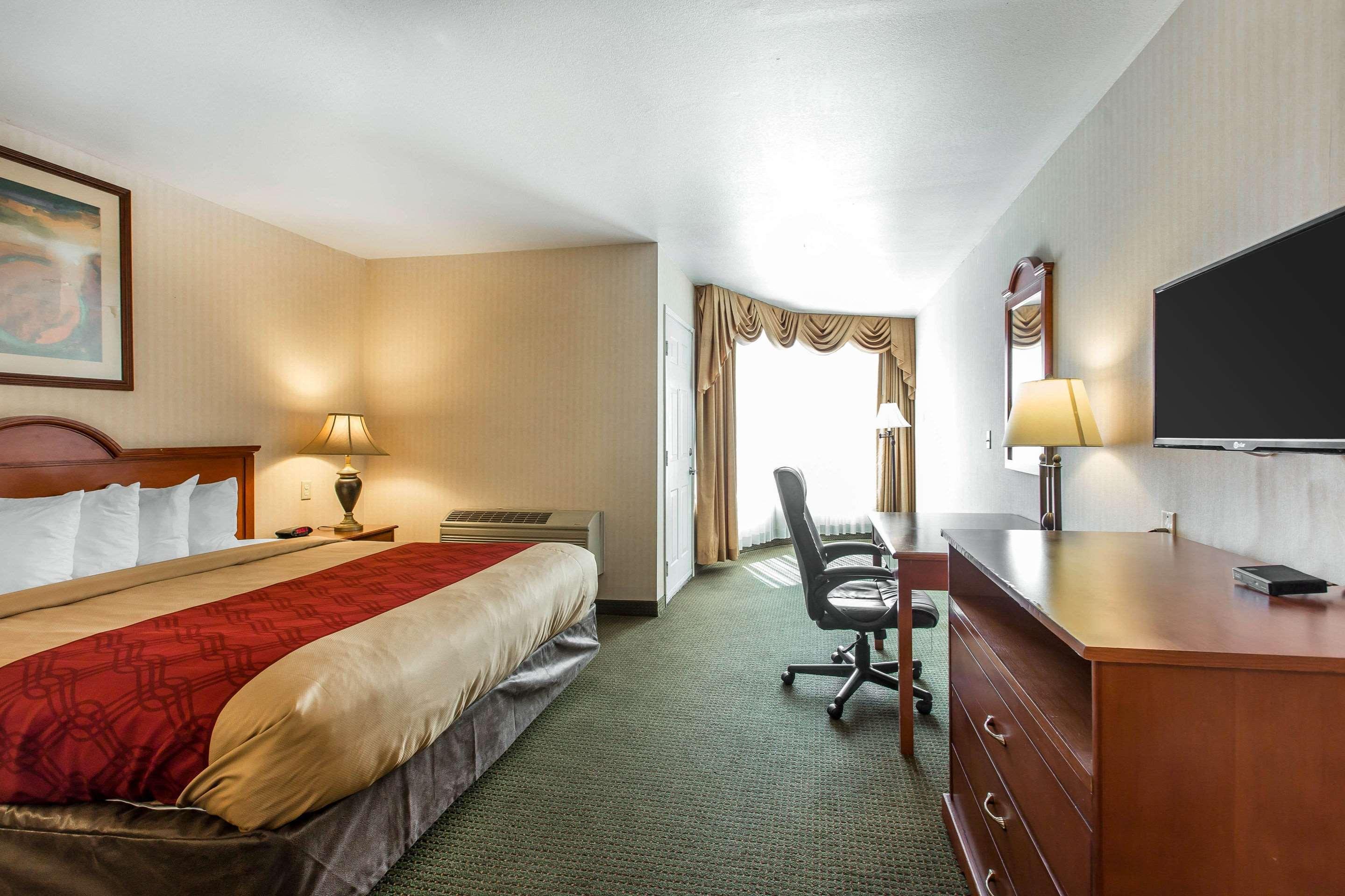 Econo Lodge Inn & Suites Riverside - Corona Экстерьер фото
