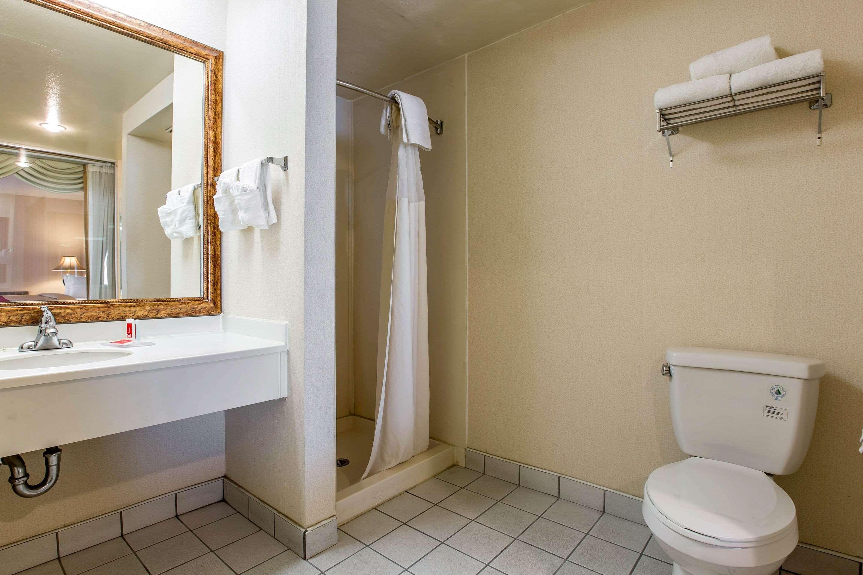 Econo Lodge Inn & Suites Riverside - Corona Экстерьер фото