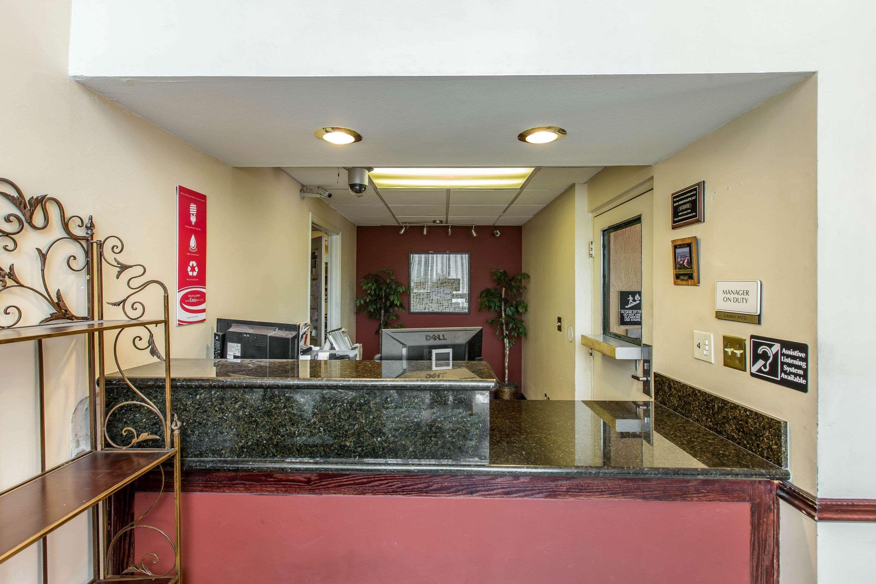 Econo Lodge Inn & Suites Riverside - Corona Экстерьер фото