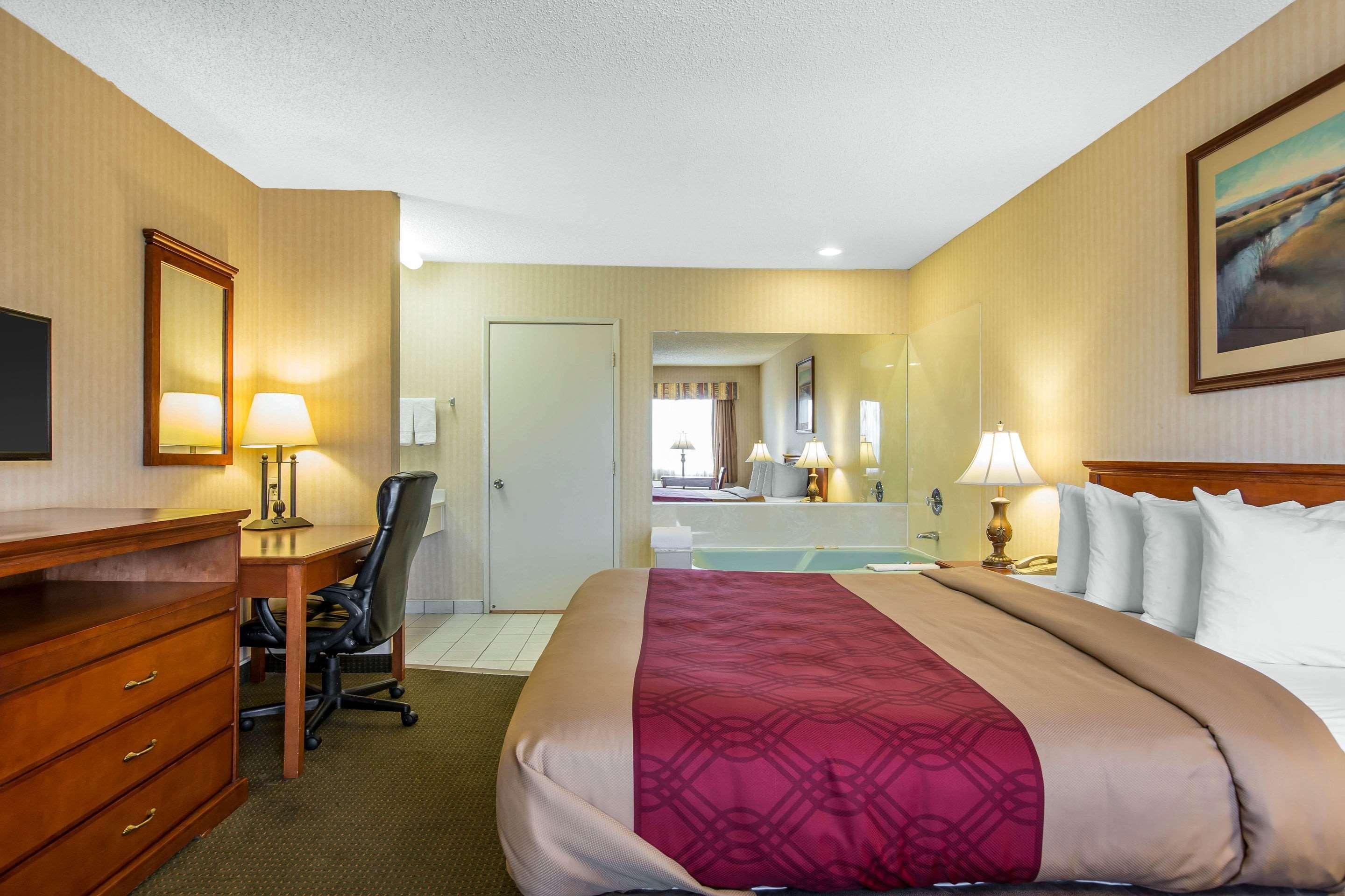 Econo Lodge Inn & Suites Riverside - Corona Экстерьер фото