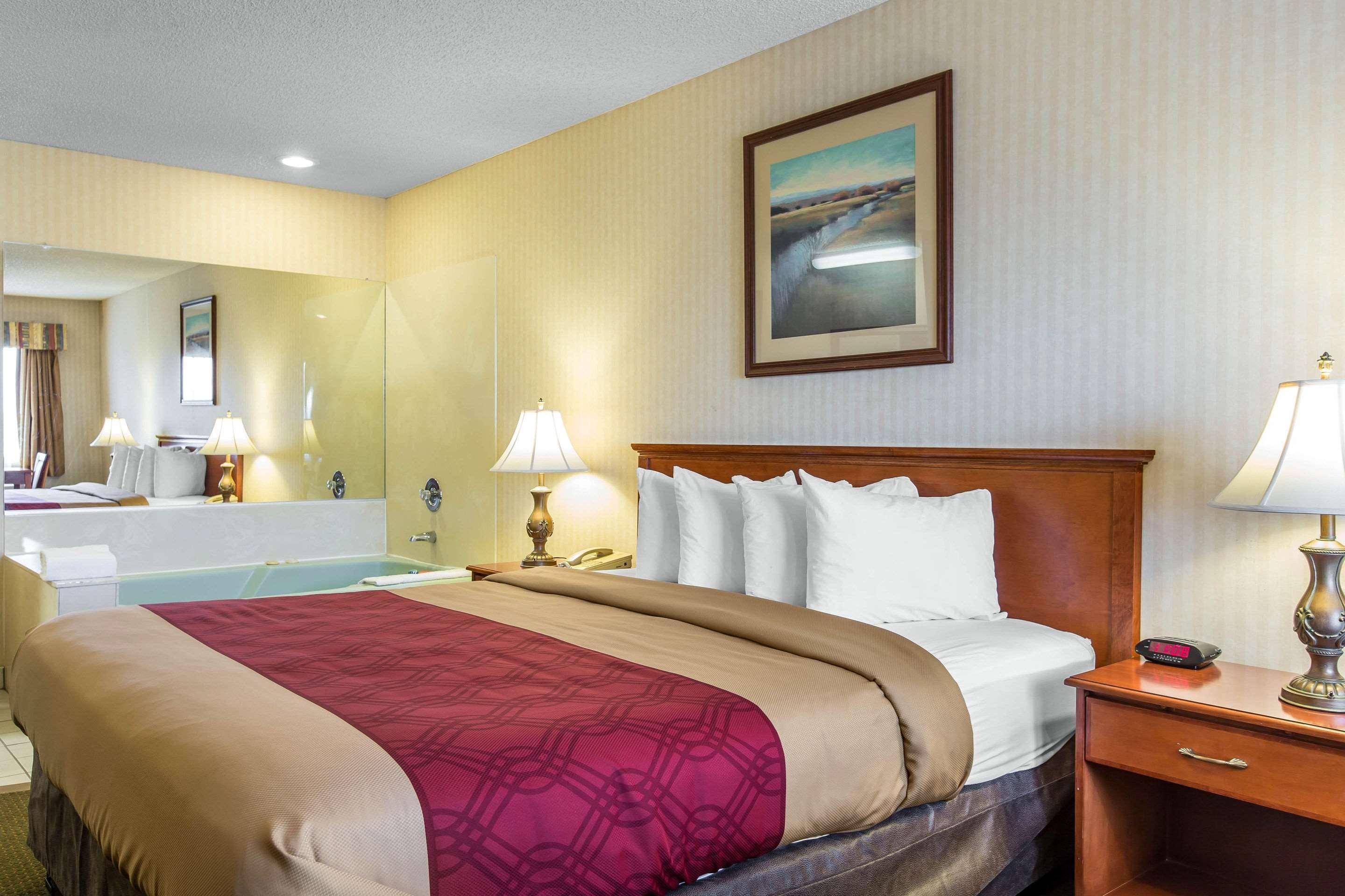 Econo Lodge Inn & Suites Riverside - Corona Экстерьер фото
