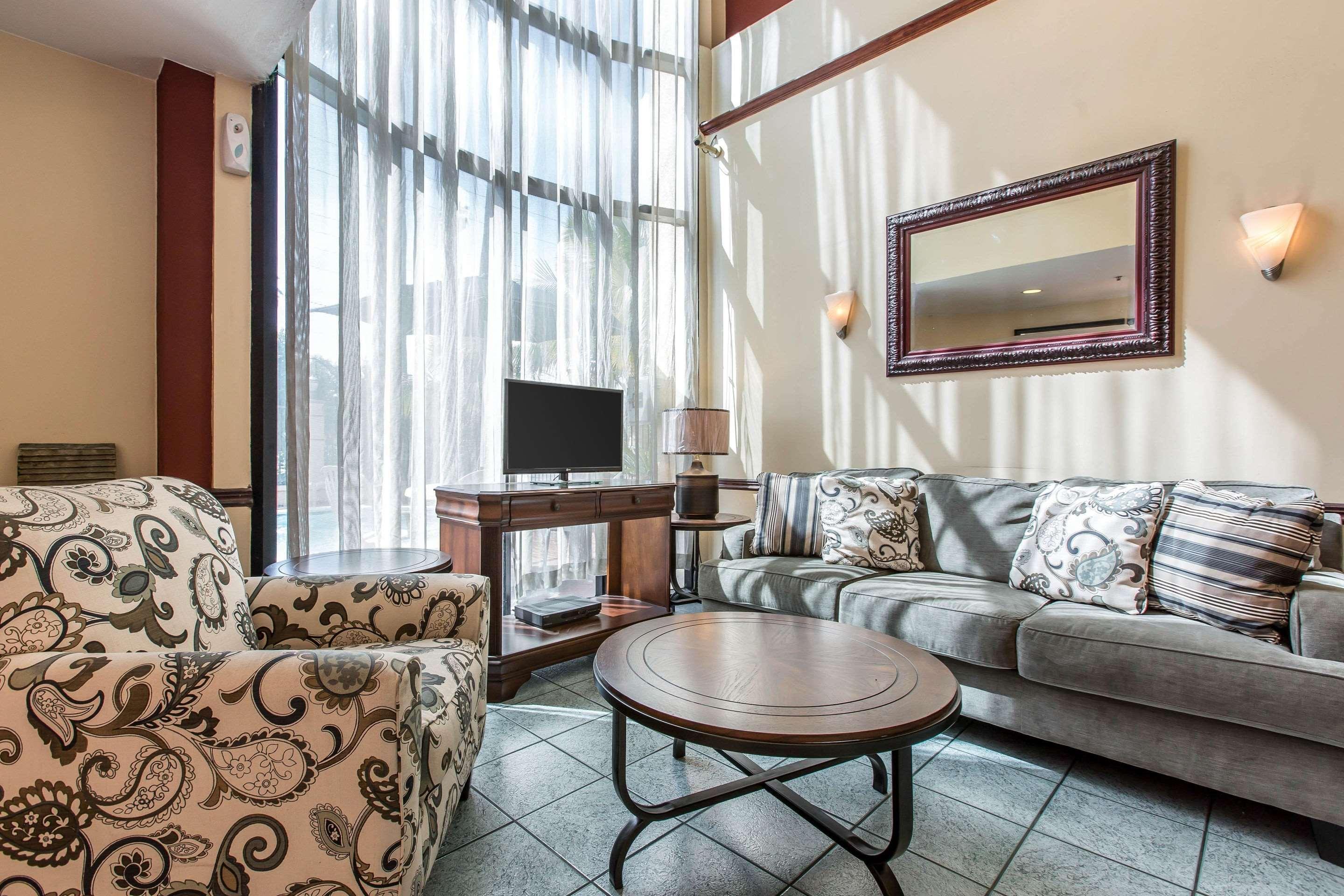 Econo Lodge Inn & Suites Riverside - Corona Экстерьер фото