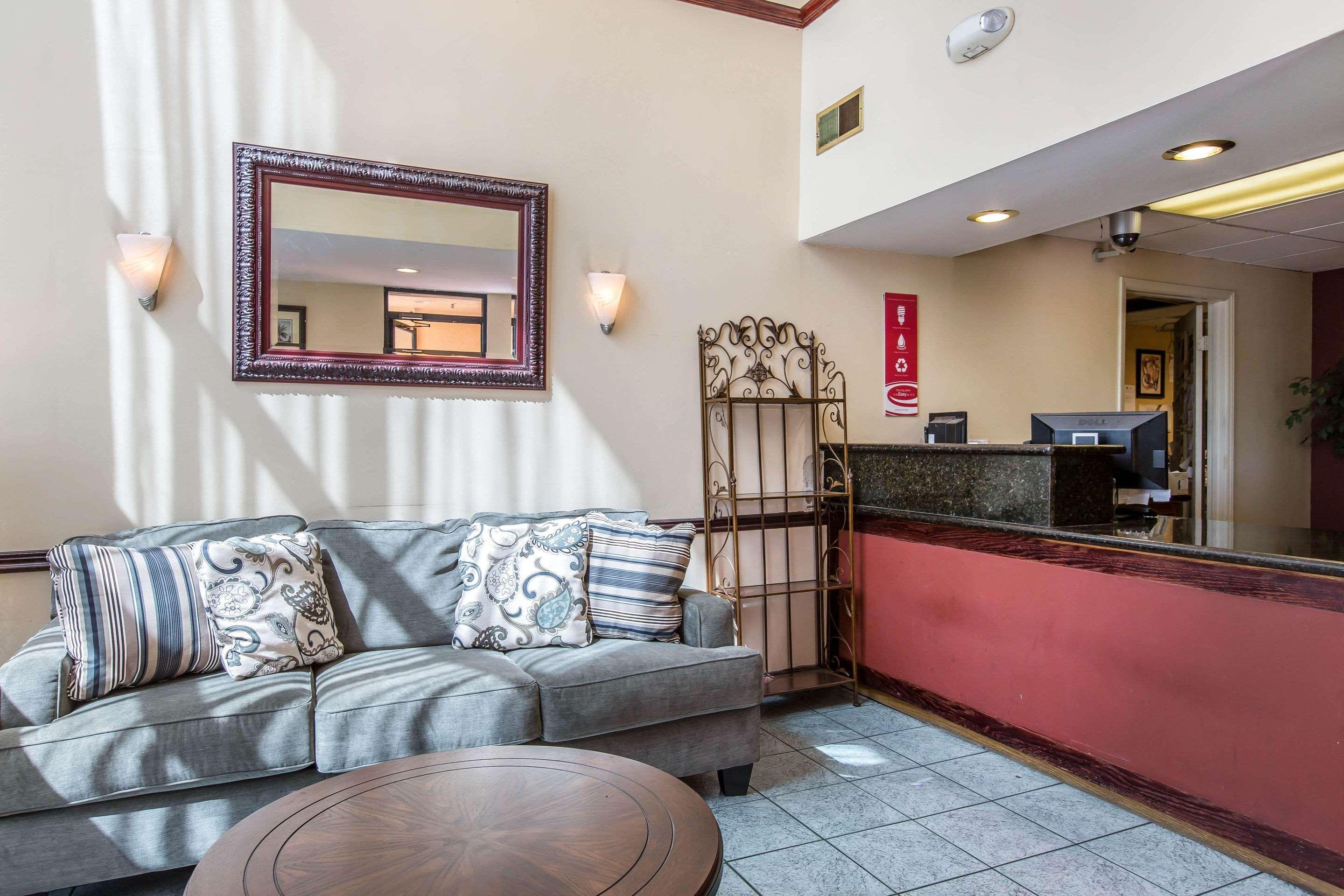 Econo Lodge Inn & Suites Riverside - Corona Экстерьер фото