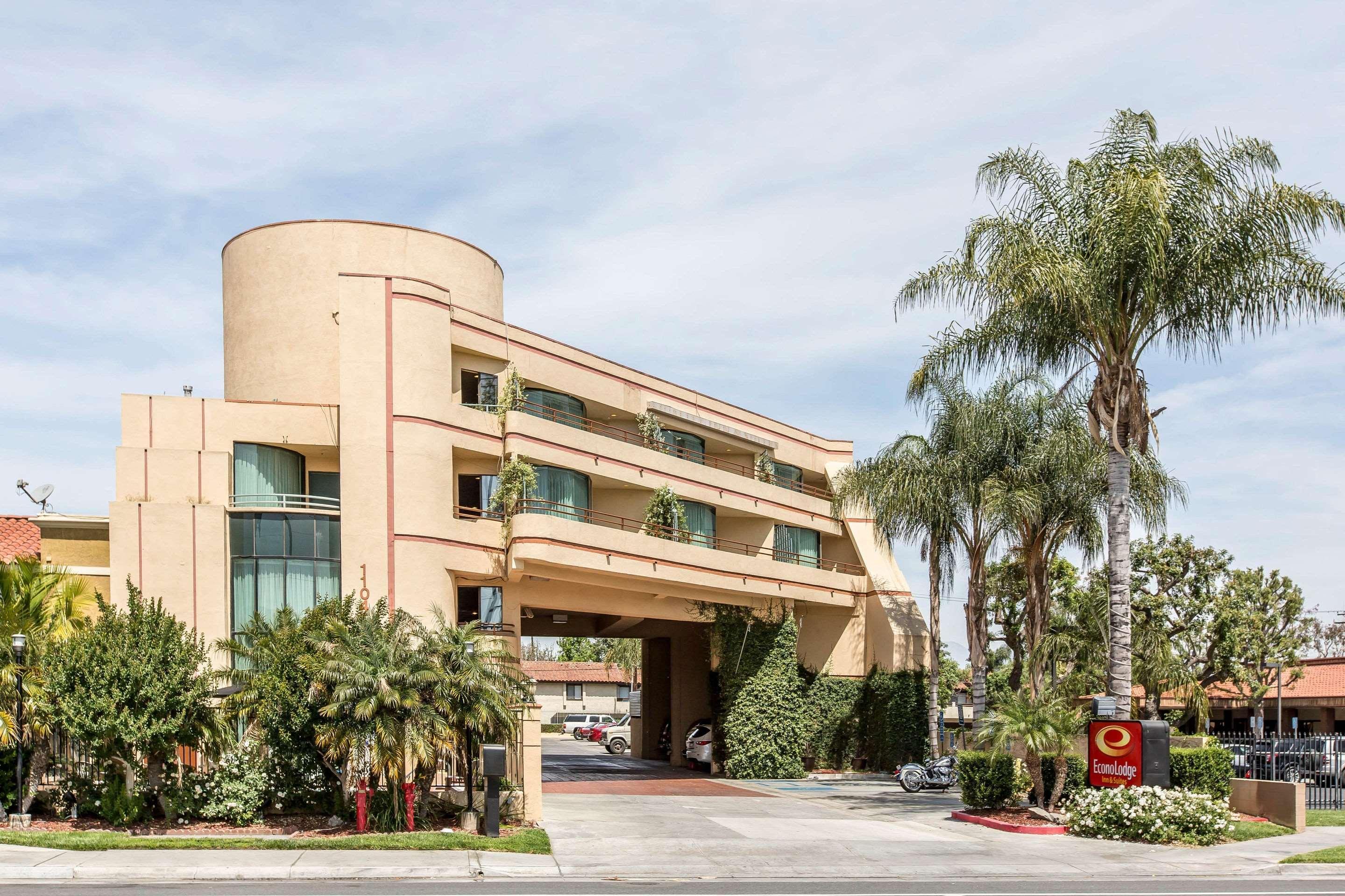 Econo Lodge Inn & Suites Riverside - Corona Экстерьер фото