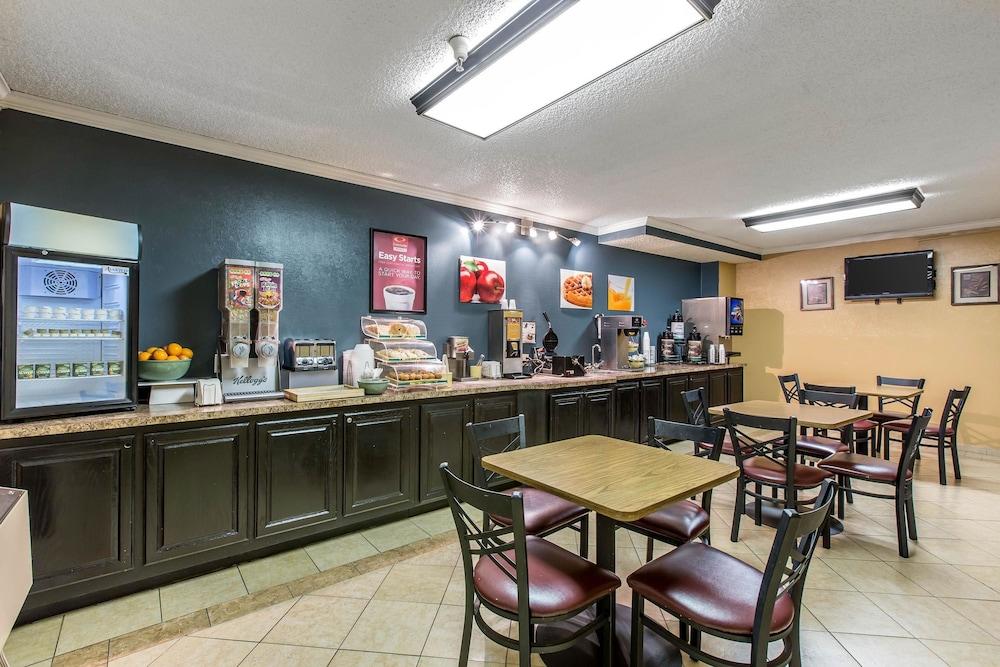 Econo Lodge Inn & Suites Riverside - Corona Экстерьер фото